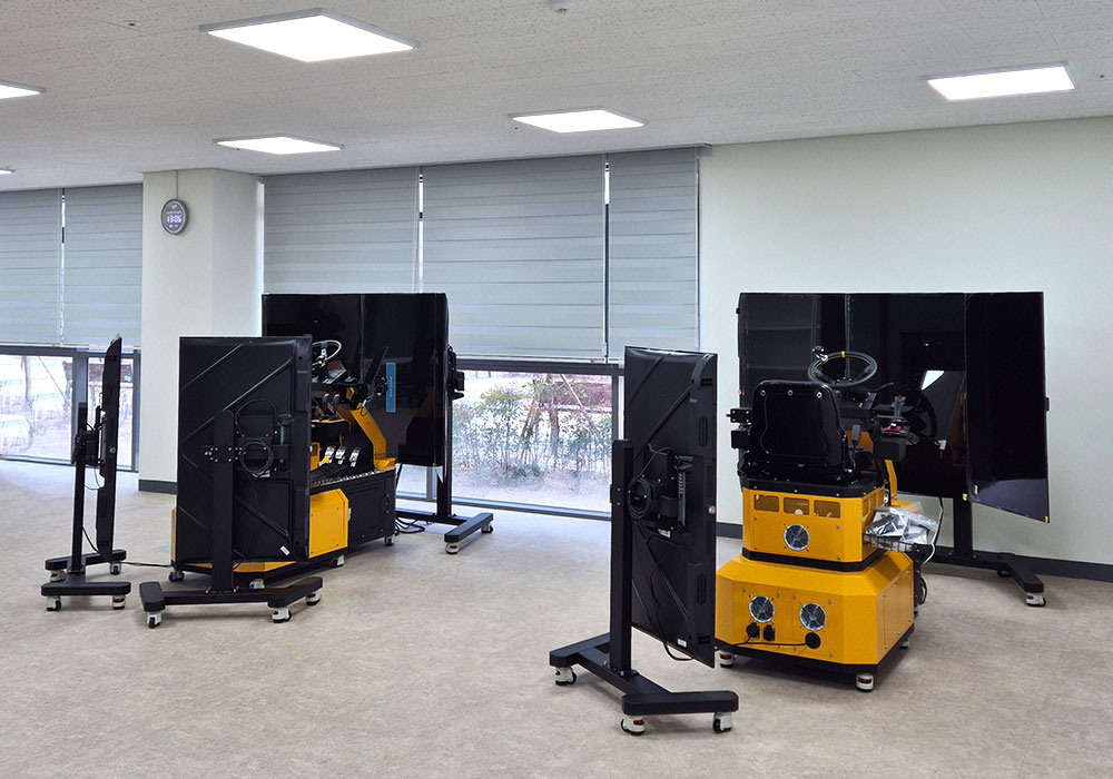 2025-08-19_excavator-simulator-multimonitor-delivery-complete-public corporation.jpg